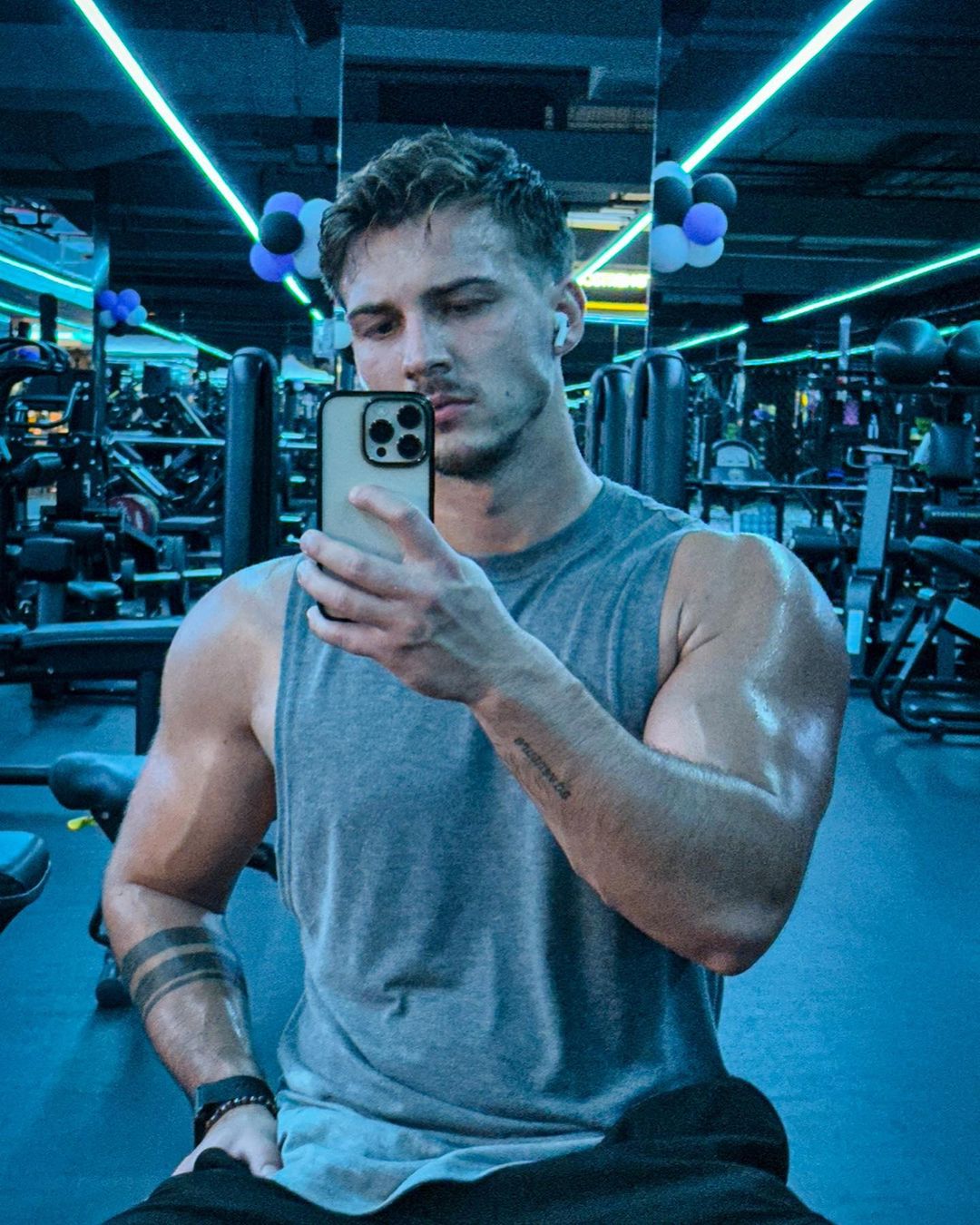 週六嚐鮮肉|猛虐腹肌!德國男模撩衣露勻稱薄肌:Richard Heinze-NICEGAY