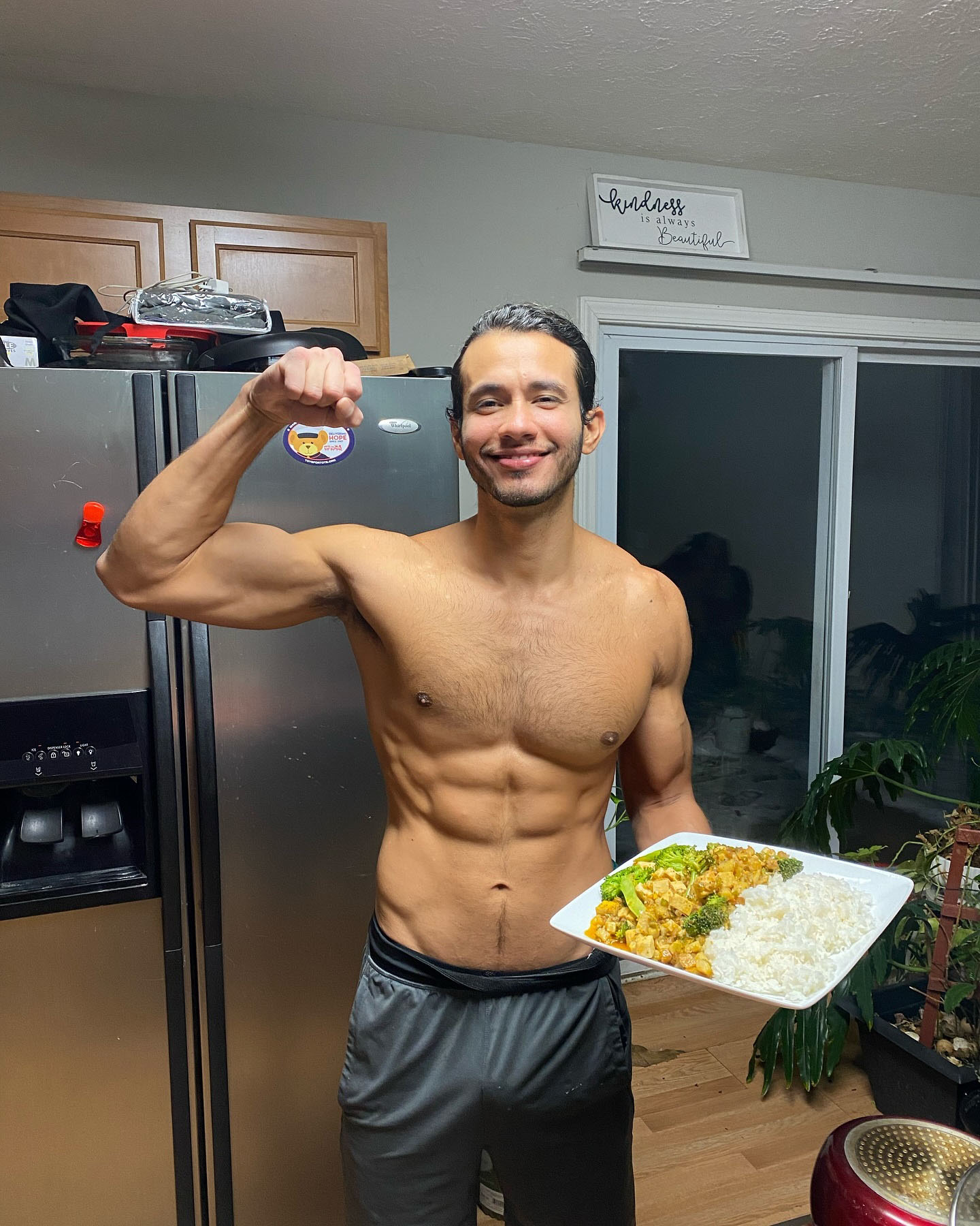 週一品肌肉|肌肉招財貓? 超愛秀二頭的拉丁男模:Elvis U Marquez-NICEGAY