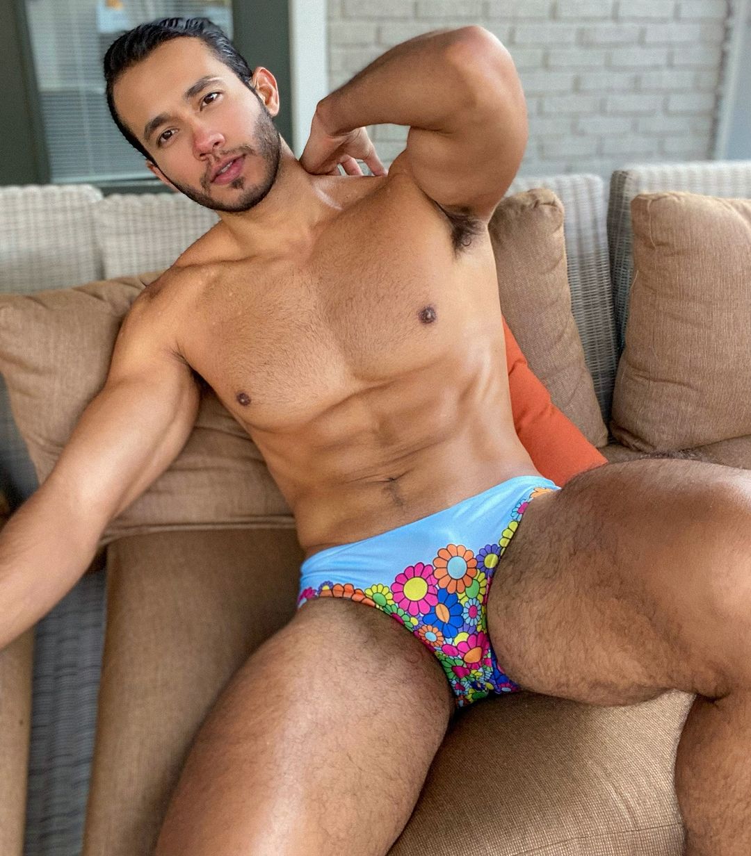 週一品肌肉|肌肉招財貓? 超愛秀二頭的拉丁男模:Elvis U Marquez-NICEGAY