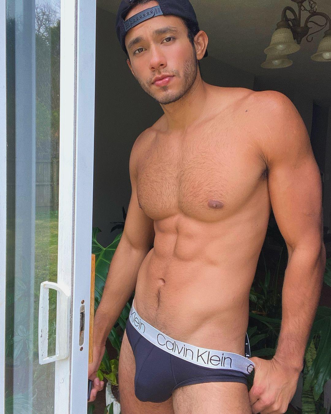 週一品肌肉|肌肉招財貓? 超愛秀二頭的拉丁男模:Elvis U Marquez-NICEGAY