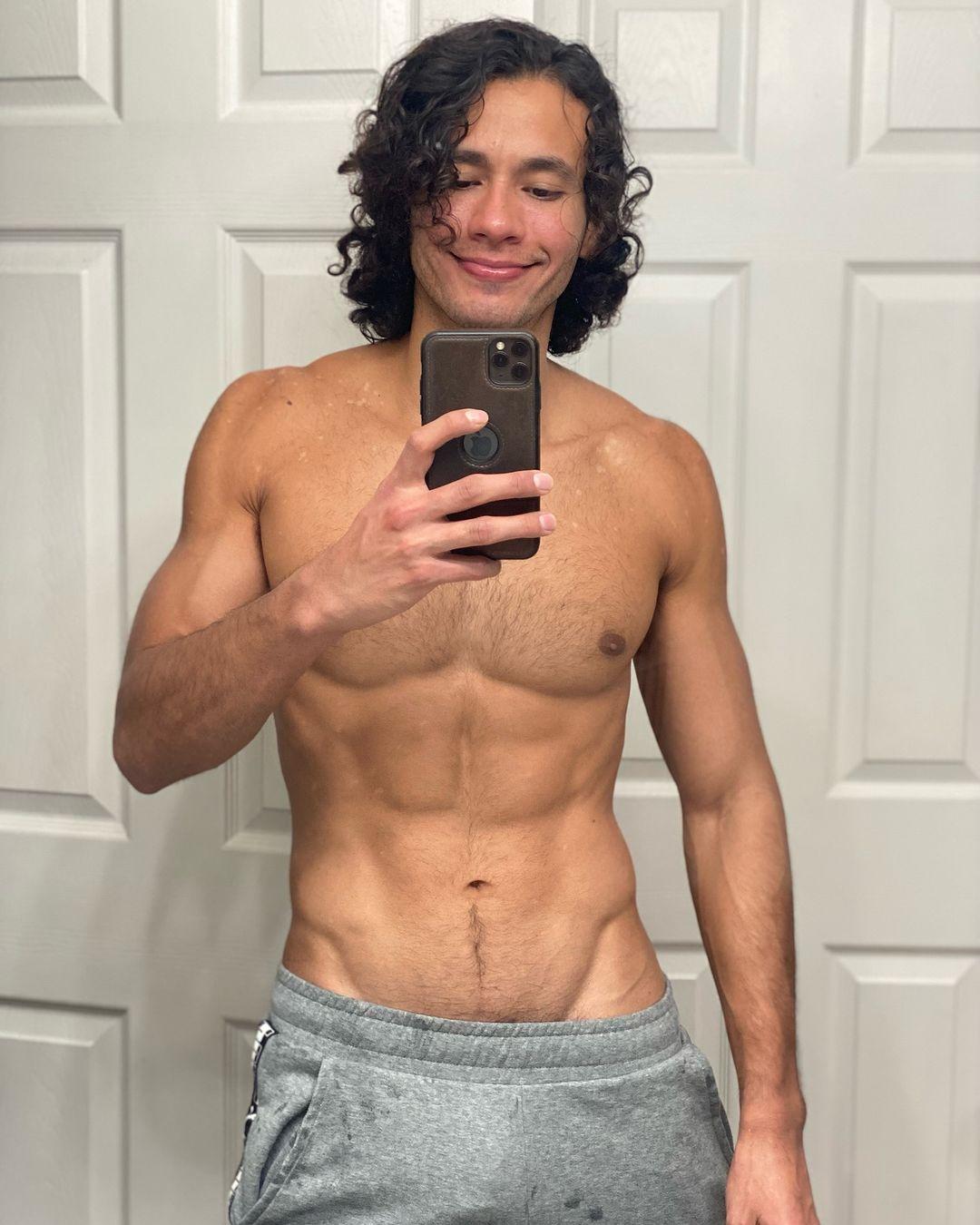 週一品肌肉|肌肉招財貓? 超愛秀二頭的拉丁男模:Elvis U Marquez-NICEGAY
