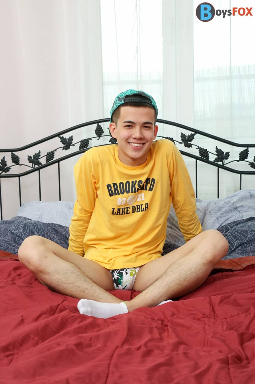 HISINNOCENT YOUNG HOLE STRETCHES SOWIDE-NICEGAY