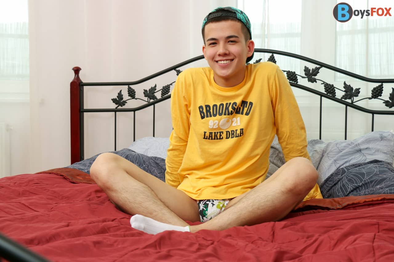 HISINNOCENT YOUNG HOLE STRETCHES SOWIDE-NICEGAY