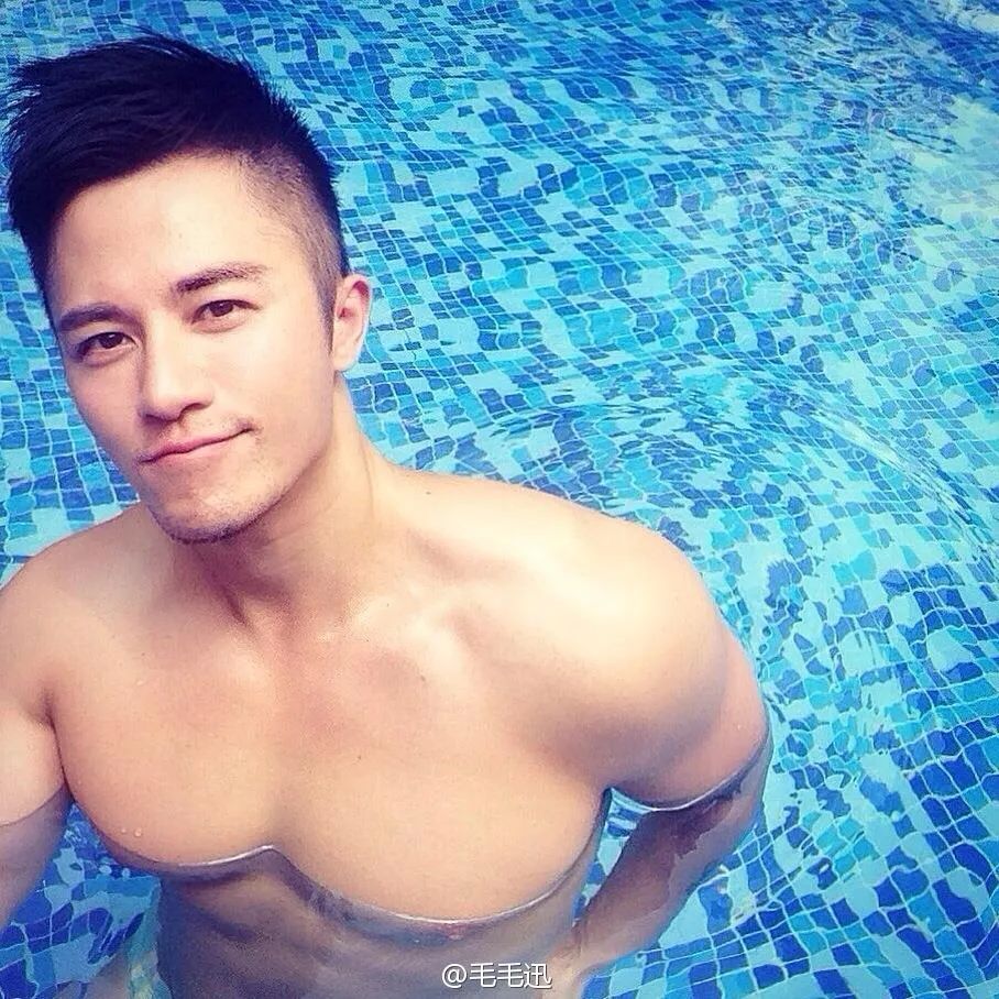 为什么TXL拍照都很爱抿嘴?-NICEGAY