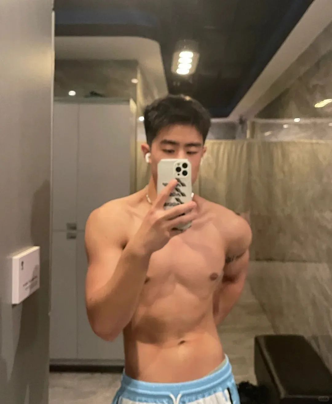 又一个网红帅哥被采访了!他本人发视频回应了……-NICEGAY