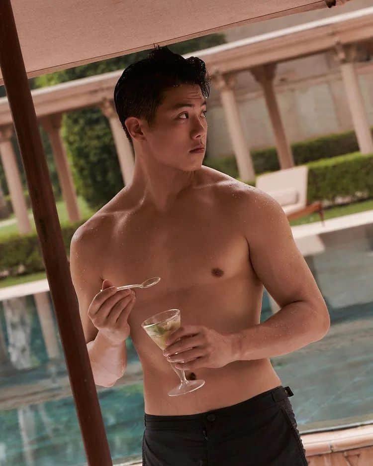 这个穿CK爱秀内裤边的男网红,真的好帅啊但歌好难听!-NICEGAY