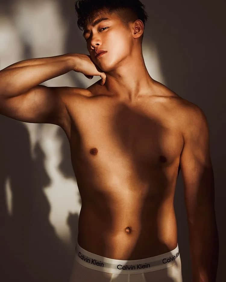 这个穿CK爱秀内裤边的男网红,真的好帅啊但歌好难听!-NICEGAY