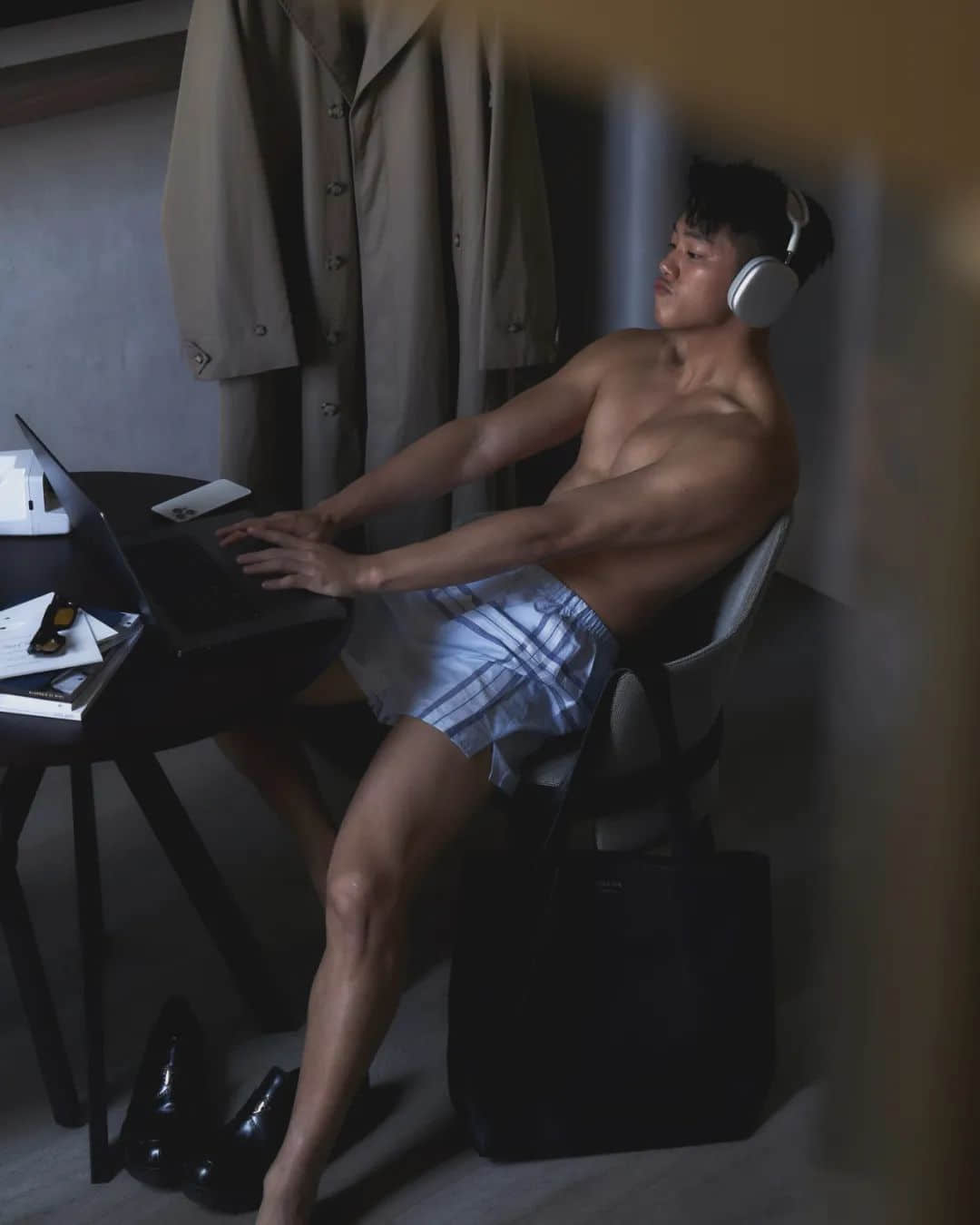 这个穿CK爱秀内裤边的男网红,真的好帅啊但歌好难听!-NICEGAY