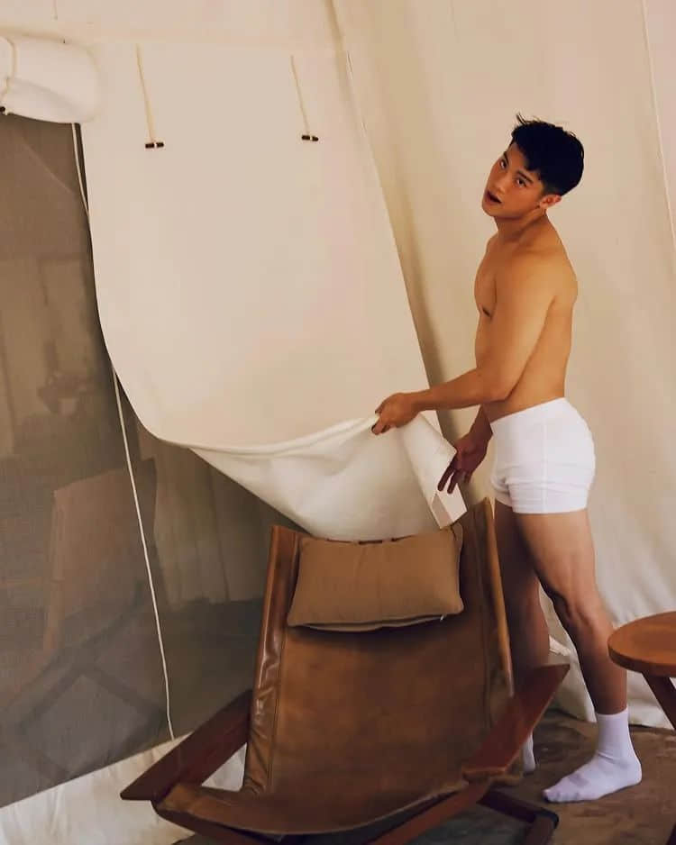 这个穿CK爱秀内裤边的男网红,真的好帅啊但歌好难听!-NICEGAY