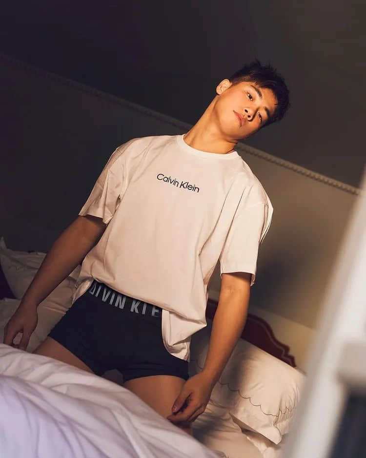 这个穿CK爱秀内裤边的男网红,真的好帅啊但歌好难听!-NICEGAY
