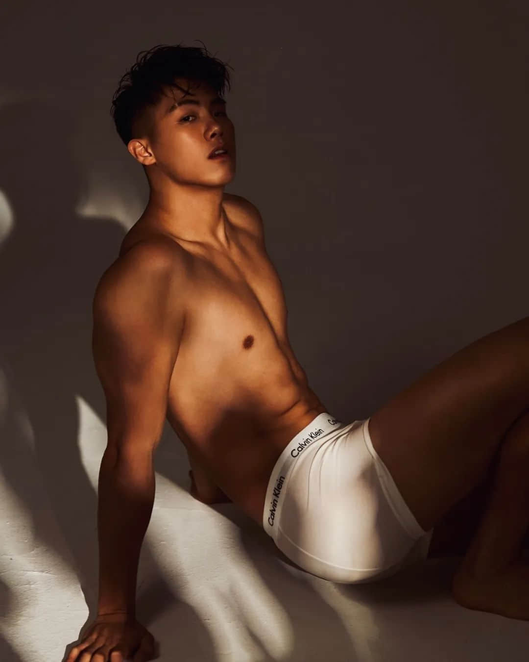 这个穿CK爱秀内裤边的男网红,真的好帅啊但歌好难听!-NICEGAY