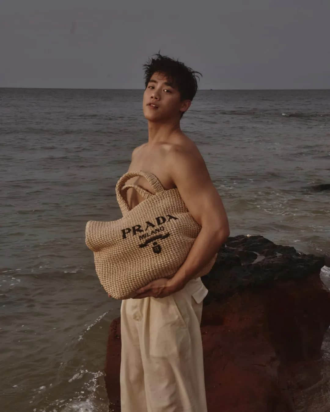 这个穿CK爱秀内裤边的男网红,真的好帅啊但歌好难听!-NICEGAY