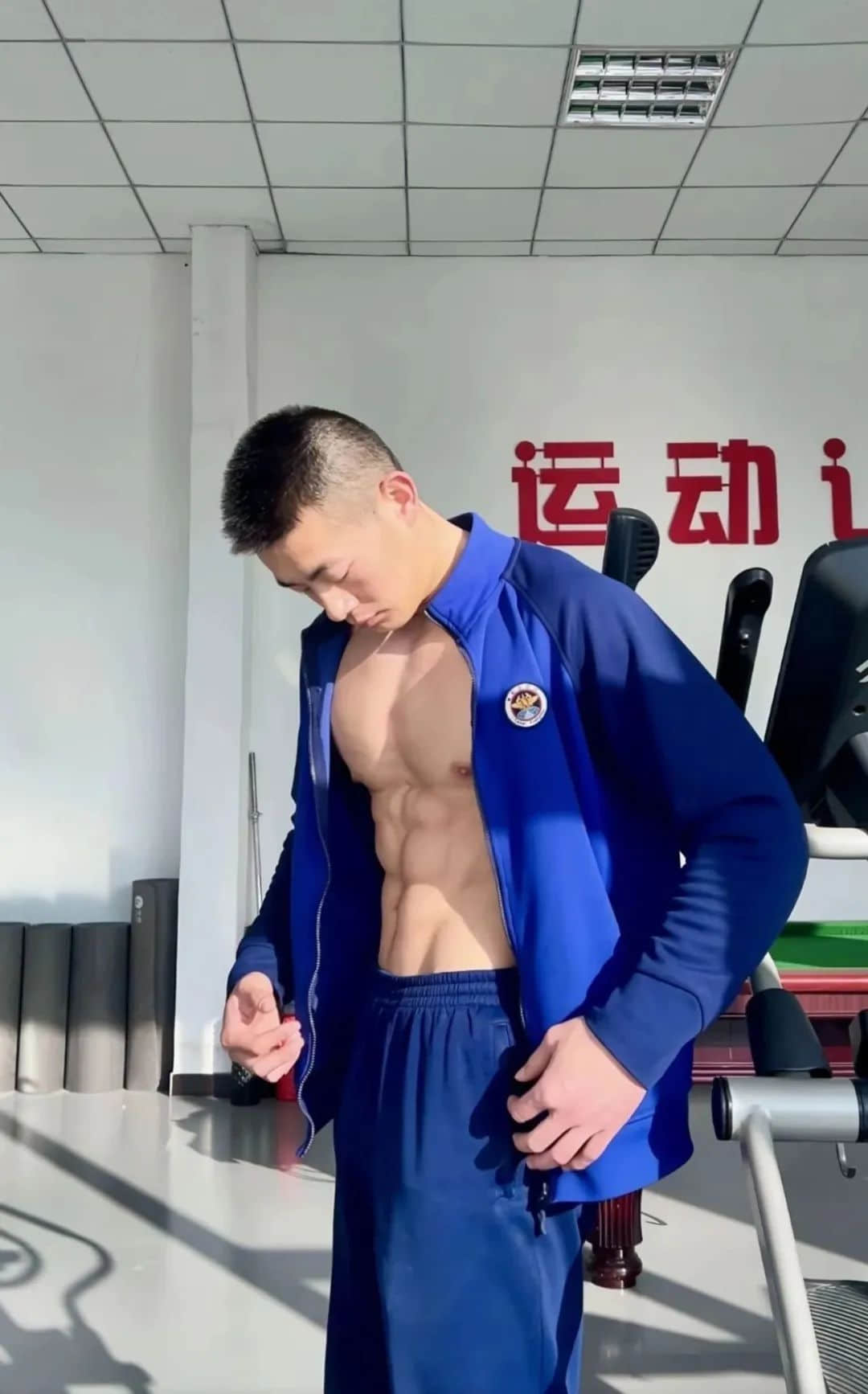 182CM寸头消防员小哥,脱衣大秀肌肉,老阿姨看完都不淡定了!-NICEGAY